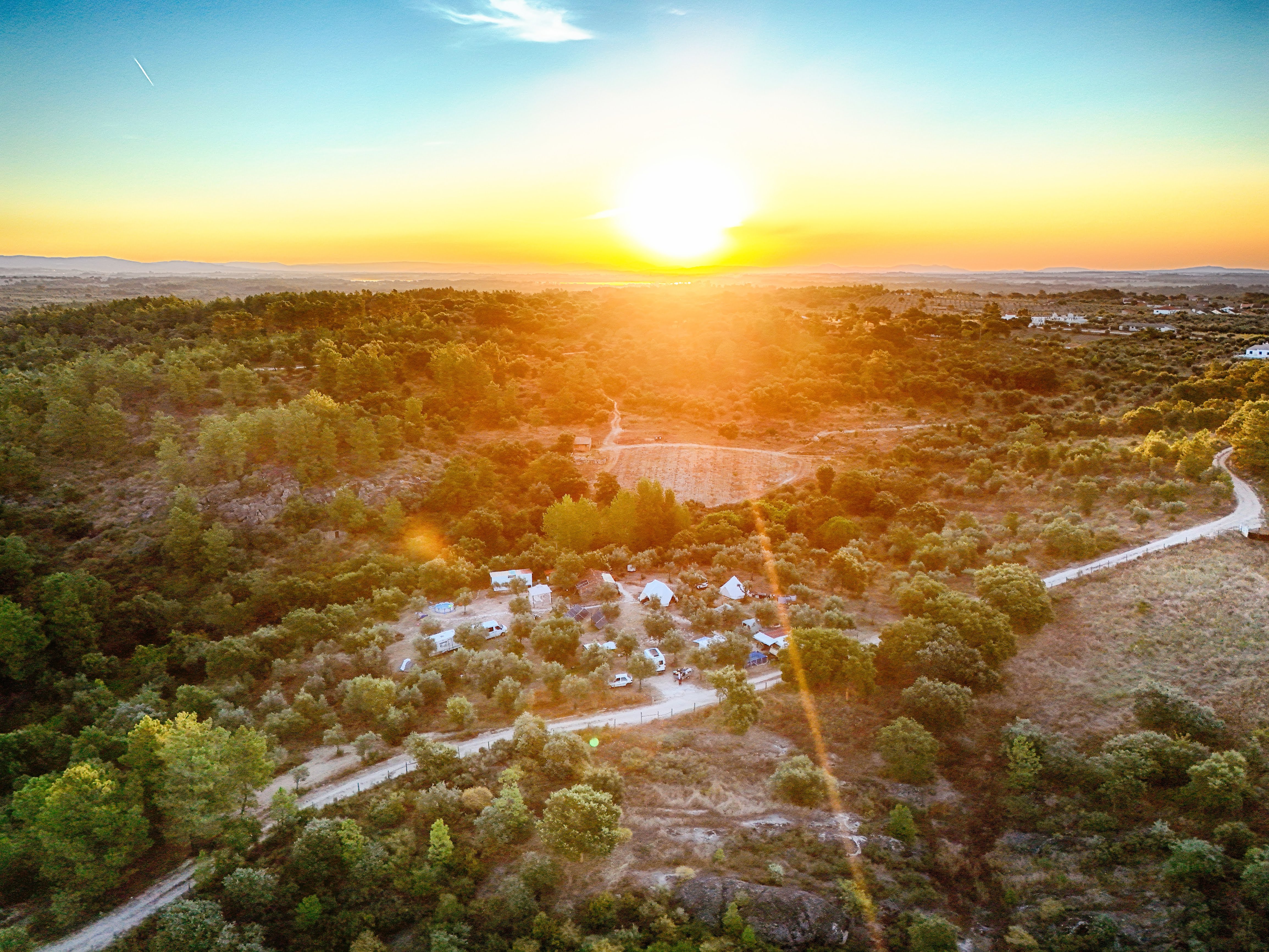Illustration nachhaltiger Tiny Houses in mediterraner Landschaft