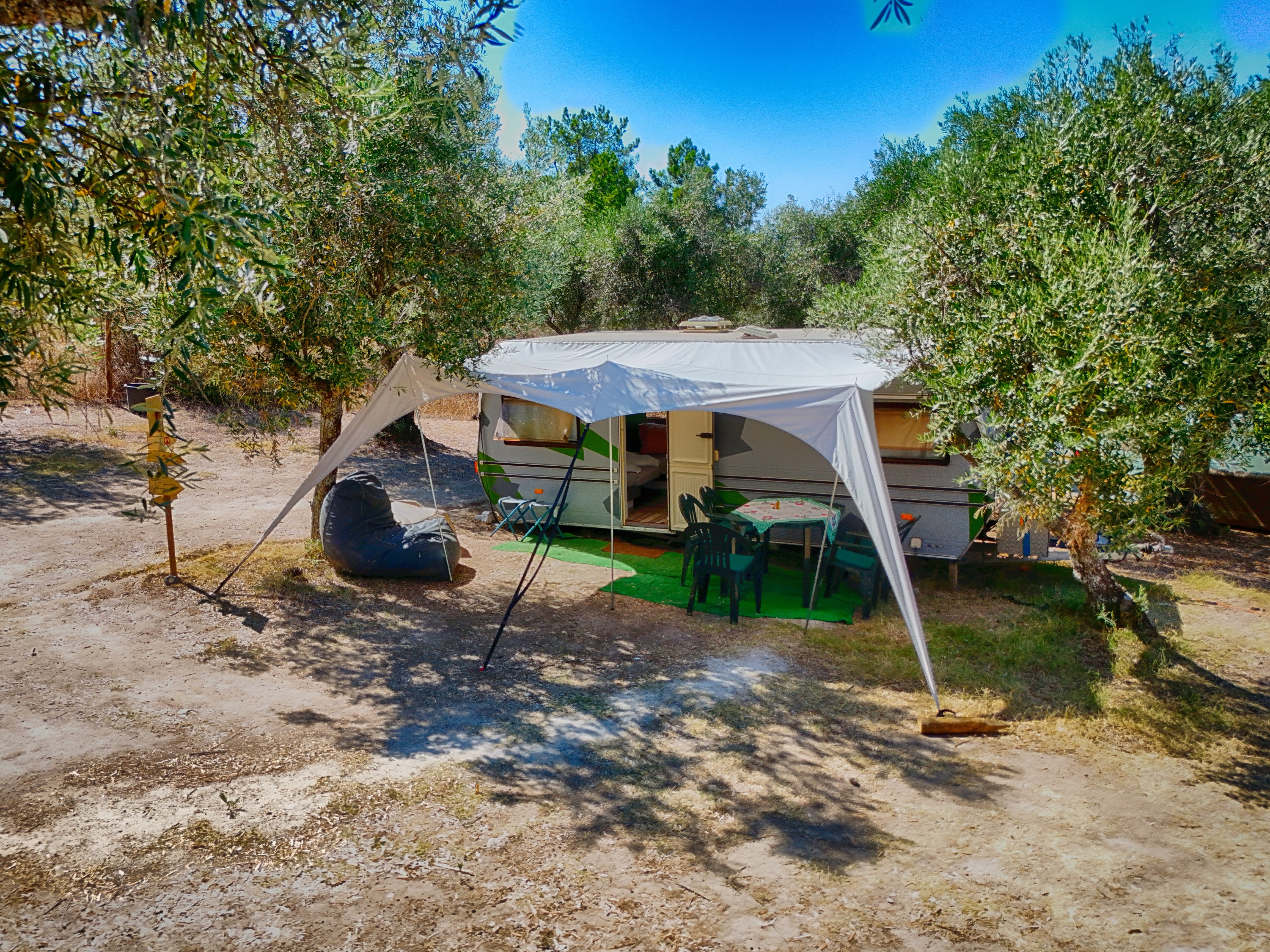 Solarbetriebene Infrastruktur auf einem nachhaltigen Anwesen